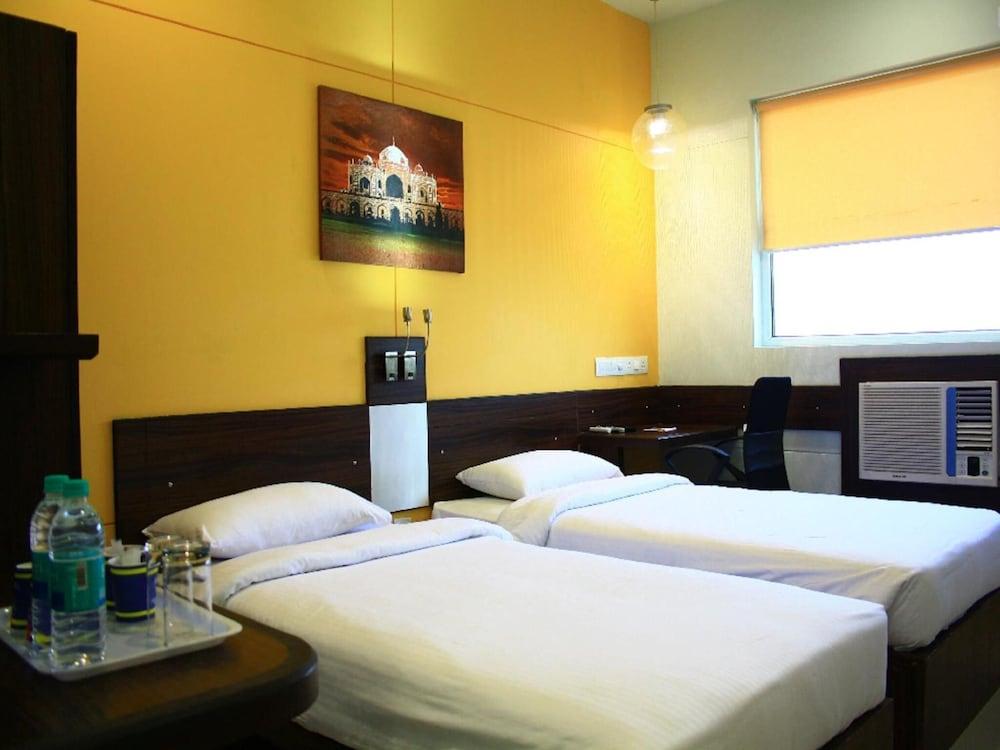Hotel East Delhi Nuova Delhi Esterno foto