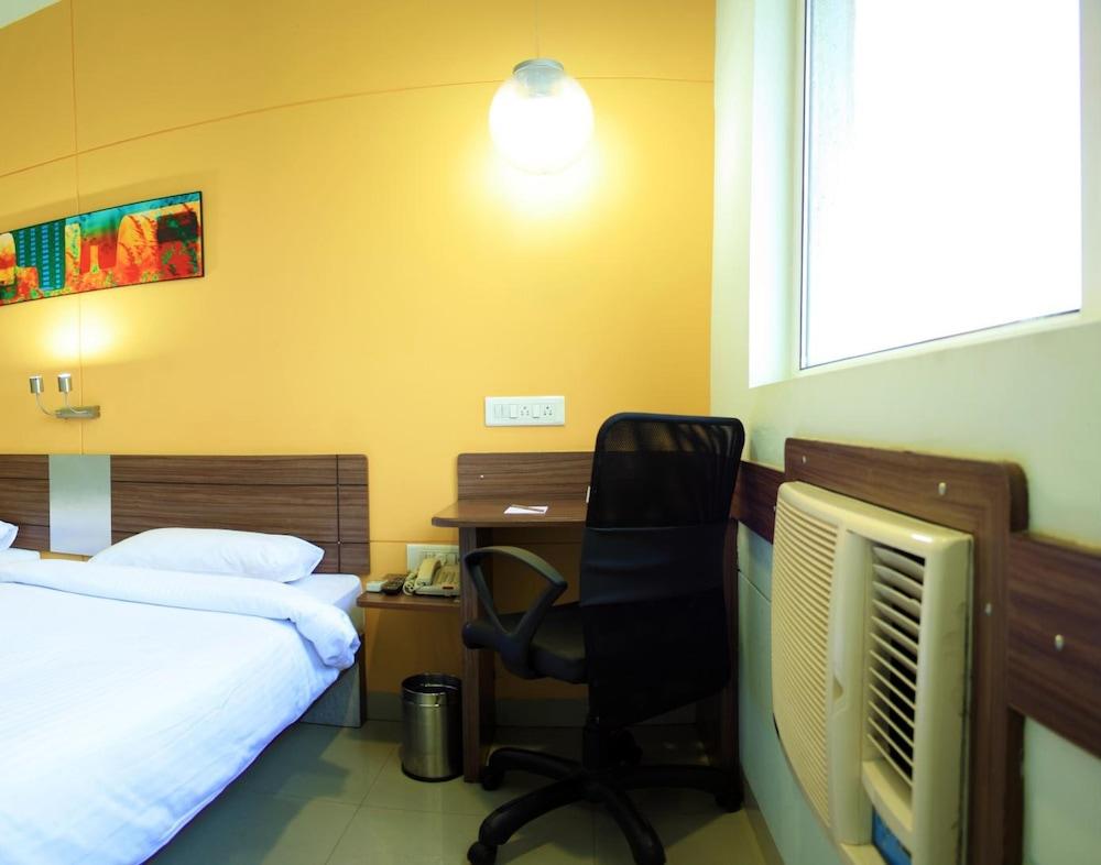 Hotel East Delhi Nuova Delhi Esterno foto