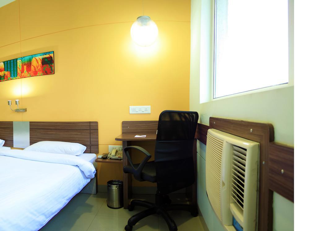 Hotel East Delhi Nuova Delhi Esterno foto