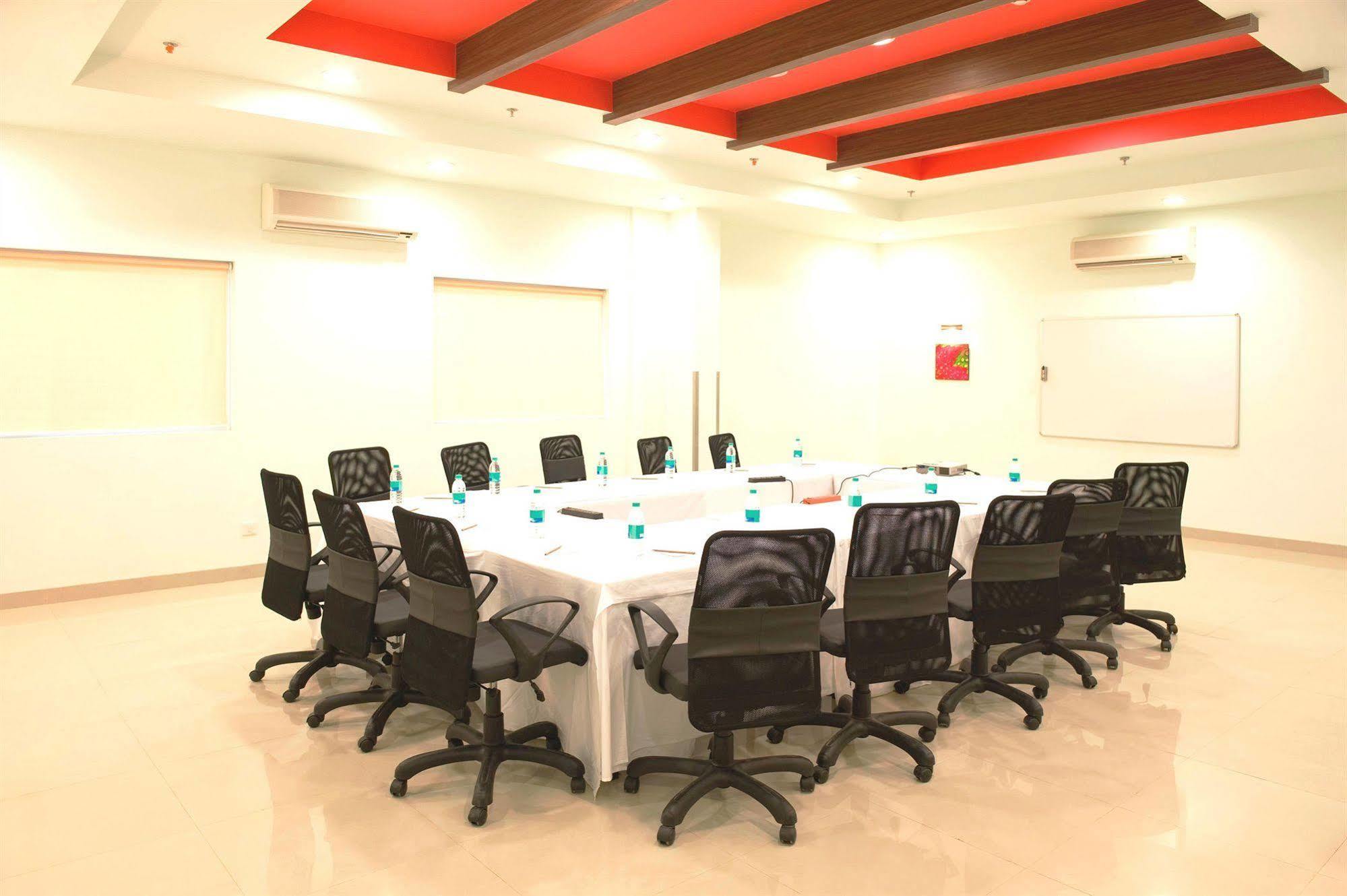Hotel East Delhi Nuova Delhi Esterno foto